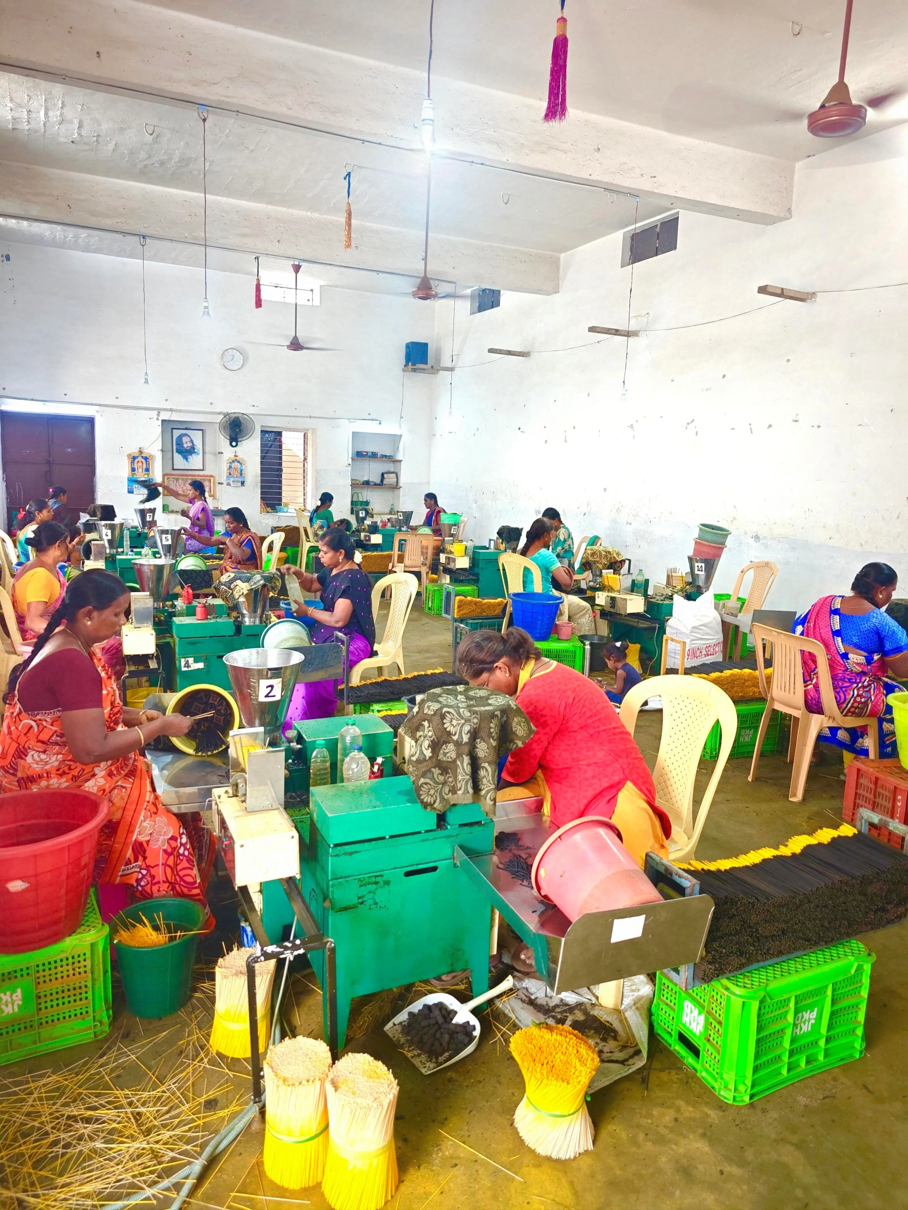 Employees on machine rolling of raw aragbatti